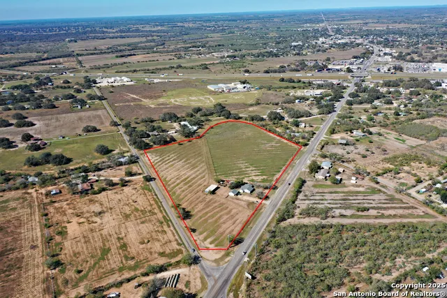 461 Highway 173 S Devine, TX 78016